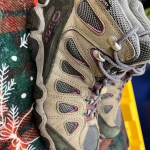 Oboz trail women Sz 10 sawtooth II Low purple grey boot.
